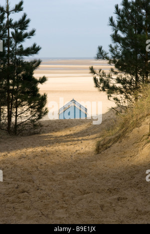 Eine einzelne Strandhütte durch die Düne am Holkham Beach Wells als nächstes das Meer gesehen Norfolk England Stockfoto