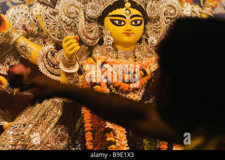 Pandit beten vor der Göttin Durga, Kolkata, Westbengalen, Indien Stockfoto