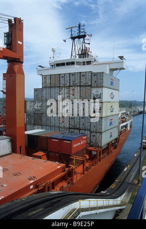 Containerschiff im Gatun Schleusen, Panama-Kanal Stockfoto