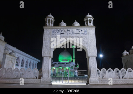 Fassade einer Moschee, Moschee Hazratbal, Dal-See, Srinagar, Jammu und Kaschmir, Indien Stockfoto