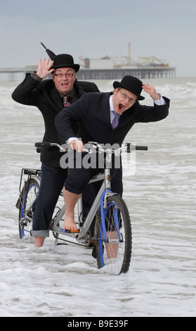 City gents Aufprotzen auf Brighton Beach mit ihrem Tandem vor konkurrierenden in'-Event der Rat Race'.