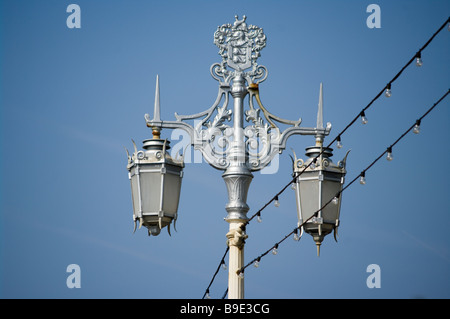 Reich verzierte Straßenlaternen Metall Laterne Laternen gegen ein blauer Himmel Stockfoto