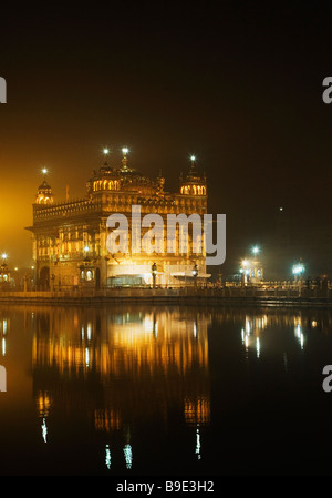 Tempel leuchtet in der Nacht, Goldener Tempel, Amritsar, Punjab, Indien Stockfoto