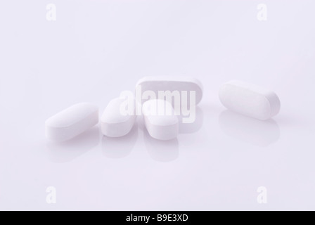 Weiße medizinische Pillen Ausschnitt auf weißem Hintergrund Stockfoto