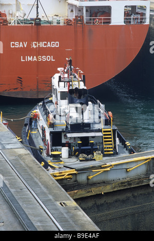 Schlepper und Stern von CSAV Chicago Containerschiff im Gatun Schleusen, Panama-Kanal Stockfoto