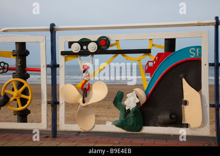 Seeszenen, Tafeln von farbigen Schmiedeeisen-Kunstwerken auf der Promenade Esplanade Geländer in Saltburn, Teesside (Cleveland), Nordostengland, Großbritannien Stockfoto