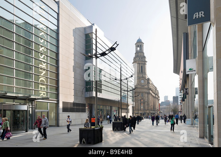 Große Geschäfte und Kaufhäuser auf neue Cathedral Street blickt der Royal Exchange Theatre in Manchester, England Stockfoto