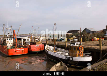 Angelboote/Fischerboote vertäut auf den Salzwiesen der Marschen an Brancaster Staithe Norfolk in England Stockfoto