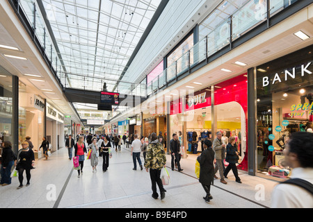 Läden und Geschäfte in Arndale Centre, Manchester, England Stockfoto