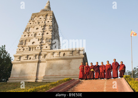 Mönche stehen in einem Tempel, Mahabodhi Tempel, Bodhgaya, Gaya, Bihar, Indien Stockfoto