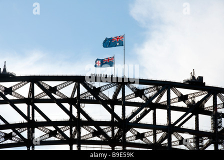 Touristen-Welle von der Spitze des Sydney Harbour Bridge haben die 1439 Schritte nach oben geklettert. Stockfoto