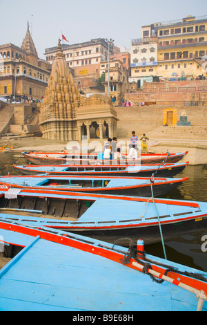 Boote vertäut am Ufer des Flusses, Scindia Ghat, Fluss Ganges, Varanasi, Uttar Pradesh, Indien Stockfoto