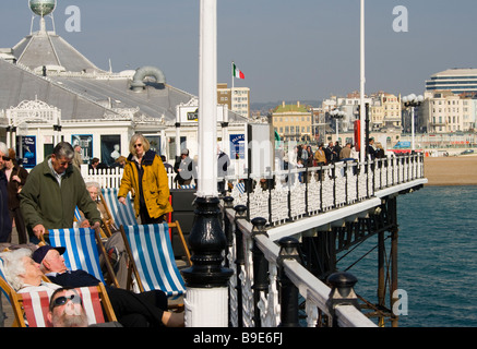 Blick entlang Palace Pier Brighton East Sussex England an einem Frühlingstag mit Menschen Touristen Stockfoto