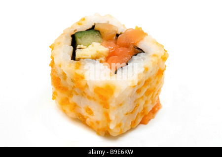 Sushi California Roll auf weißem Hintergrund Stockfoto