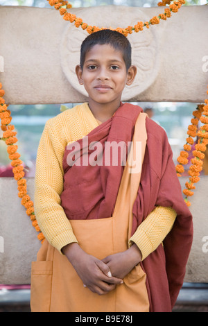 Mönch in einem Tempel stehen, Mahabodhi Tempel, Bodhgaya, Gaya, Bihar, Indien Stockfoto