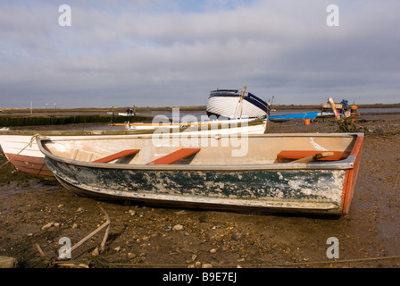 Angelboote/Fischerboote vertäut auf den Salzwiesen der Marschen an Brancaster Staithe Norfolk in England Stockfoto