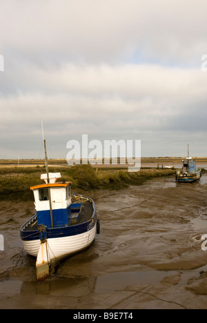 Angelboote/Fischerboote vertäut auf den Salzwiesen der Marschen an Brancaster Staithe Norfolk in England Stockfoto