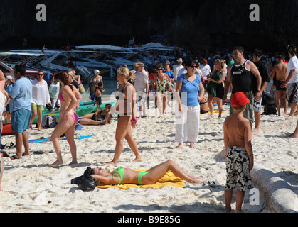 Massen von Touristen, die auf Maya Strand der Insel Phuket Thailand Stockfoto