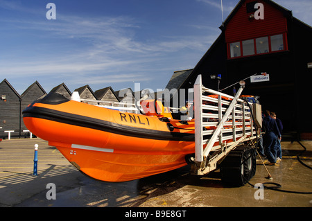 Küstenlebensboot auf seinem Startanhänger RNLI vor der Whitstable Rettungsbootstation in Kent uk Stockfoto