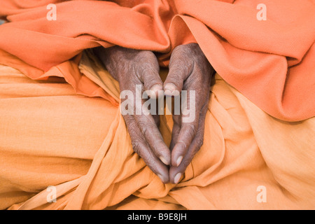 Mitte Schnittansicht des ein Sadhu beten, Varanasi, Uttar Pradesh, Indien Stockfoto