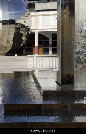 Wasserspiel und riesige Spiegelkugel Bristols Millennium Square. Stockfoto