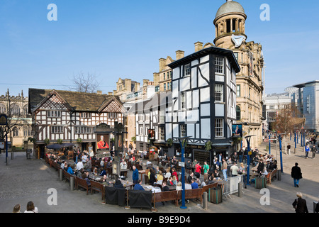 Die alte Wellington Inn und Sinclairs Austernbar, Kathedrale Gates, Exchange Square, Manchester, England Stockfoto