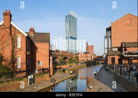 Sanierten Canalside Bereich Castlefield am frühen Abend mit dem Beameth-Turm in der Ferne, Manchester, England Stockfoto