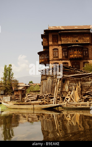 Verlassene Hütte vor einem Gebäude, Dal-See, Srinagar, Jammu und Kaschmir, Indien Stockfoto