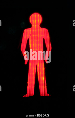UK Straße Kreuzung rot Mann Signal beleuchtet Stockfoto
