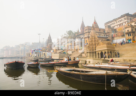 Tempel am Ufer des Flusses, Scindia Ghat, Fluss Ganges, Varanasi, Uttar Pradesh, Indien Stockfoto