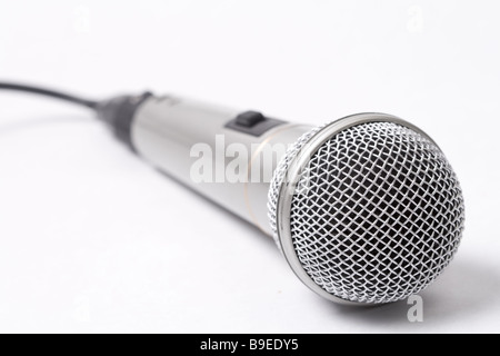 Closeup auf metallischen Mikrofon auf weißem Hintergrund Stockfoto