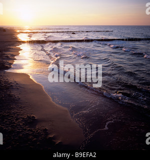 Einen Strand bei Sonnenuntergang im Ostseebad Ostsee, Deutschland Stockfoto