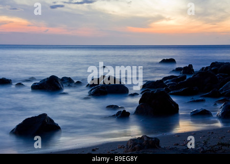 Sonnenuntergang am Strand - Kawaihae Hafen, Kohala Coast, Big Island, Hawaii, USA Stockfoto