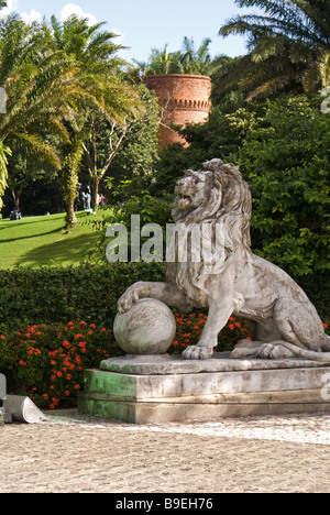 Löwenstatue und die Burg im Hintergrund. Brennand Institut. Recife, Pernambuco, Brasilien Stockfoto