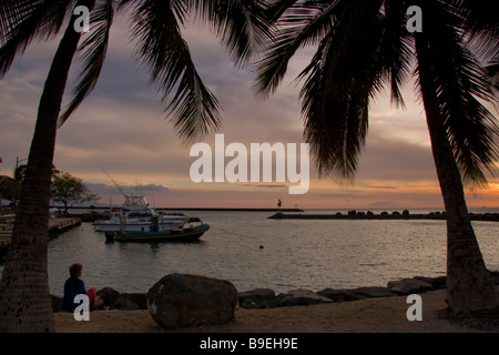 Sonnenuntergang am Strand - Kawaihae Hafen, Kohala Coast, Big Island, Hawaii, USA Stockfoto