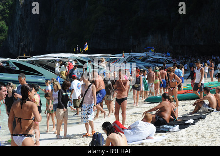 Massen von Touristen, die auf Maya Strand der Insel Phuket Thailand Stockfoto