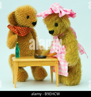 Miniatur-Teddy-Bär zu Hause trinken (Mini tragen Sammlung) Stockfoto