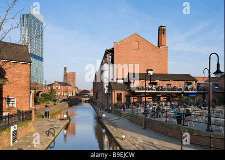 Cafe und Bar im sanierten Canalside Bereich Castlefield mit dem Beameth-Turm in der Ferne, Manchester, England Stockfoto