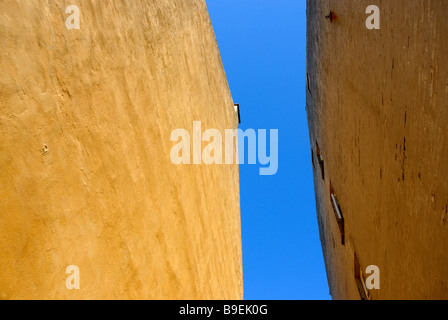 OCKERFARBENEN MAUERN Stockfoto