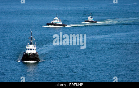 Drei Schlepper bilden einen Konvoi am Burrard Inlet an Vancouver, British Columbia. Stockfoto