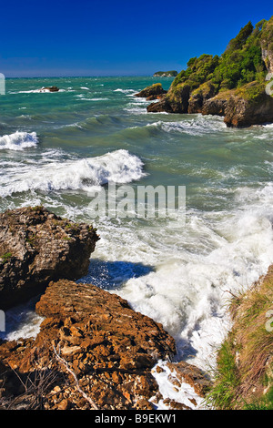 Wellenschlag an der Küste zwischen Tata Beach und Ligar Bay im Abel Tasman National Park, Tasman District, Süden der Insel. Stockfoto