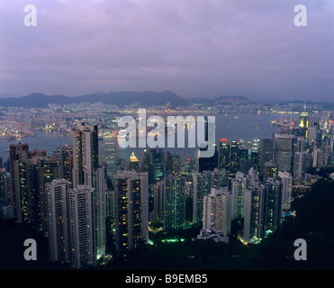 Wie hongkong Mitte der 1990er Jahre aussah; Hongkong Hotel in der Nacht vom Hong Kong Peak. Stockfoto