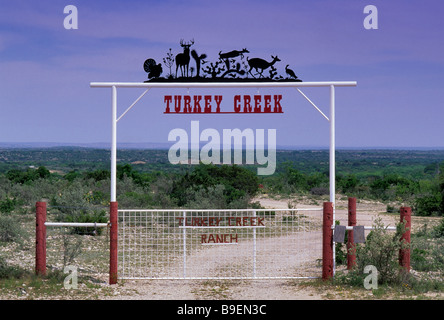 Ranch schmiedeeisernes Tor in der Nähe von Del Rio im Edwards Plateau in Val Verde County Texas USA Stockfoto