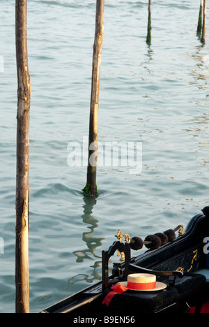 Gondoliere Hut auf einer Gondel in Venedig Italien Stockfoto