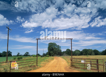 Schmiedeeisen Ranch Tor am TX 75 Autobahn in der Nähe von Centerville in Leon County Texas USA Stockfoto