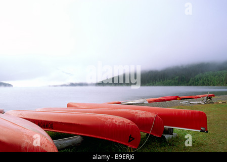 Kanus am Strand am Bowron Lake am nebligen Morgen im Bowron Lake Provincial Park in der Cariboo Region British Columbia Kanada Stockfoto