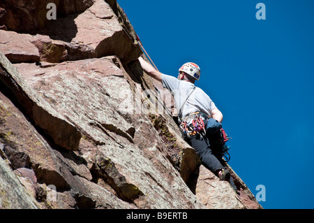 Bergsteiger auf den Klippen, Eldorado Canyon State Park, Eldorado Springs, Colorado. Stockfoto