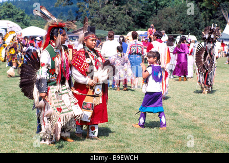 Einheimische indische Tänzerinnen in traditionellen Insignien an ein Pow Wow auf Tsartlip indische Reserve auf Vancouver Island in British Columbia Kanada Stockfoto