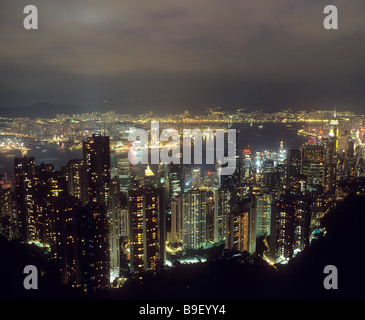 Wie hongkong Mitte der 1990er Jahre aussah; Hongkong Hotel in der Nacht vom Hong Kong Peak. Stockfoto