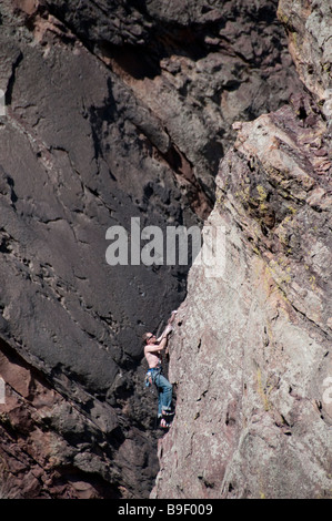 Kletterer steigt die Bastille, Eldorado Canyon State Park, Eldorado Springs, Colorado. Stockfoto